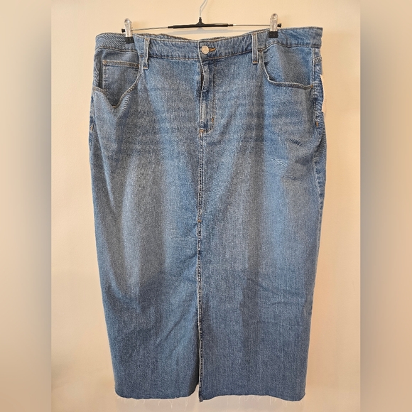 Universal Thread Classic Blue Denim Skirt In A Plus Size 26 Nwt. - Picture 1 of 10